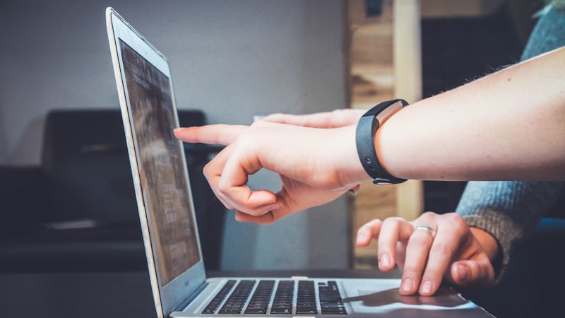 彩神vll官网关于我们栏目内容配图，展示团队工作、沟通与服务的温馨场景